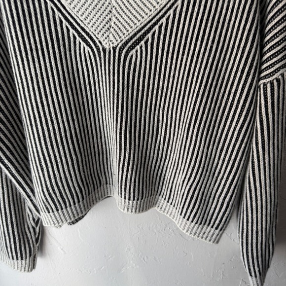 V Neck Striped Knit Sweater Women Size M Black White Cute Preppy Academia - Picture 3 of 8